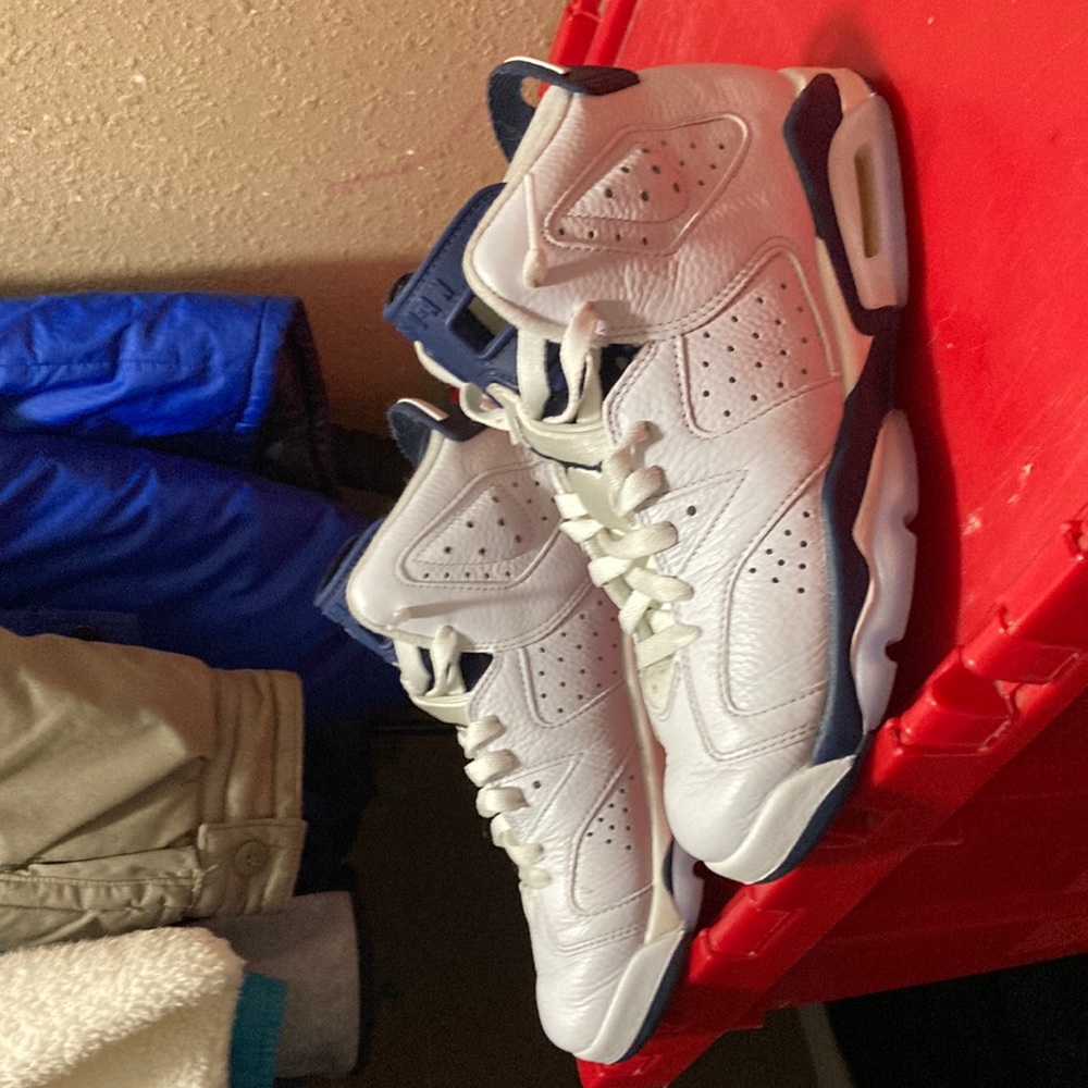 Michael Jordan’s size 7 in kids white and blue